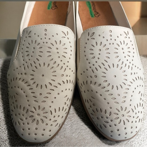 🌟
Laser Cut-out Baretraps Amry Women sz 8M Casual white Slip on Shoes - Picture 3 of 10